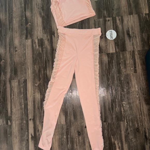 2 PC Legging w/ One-Shoulder Tank Set. Stretchy material. 10/ 10 recommend‼️ - Picture 5 of 10